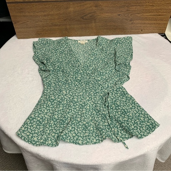 Monteau green/cream size medium top double ruffle sleeve rouching in the back - Picture 7 of 7